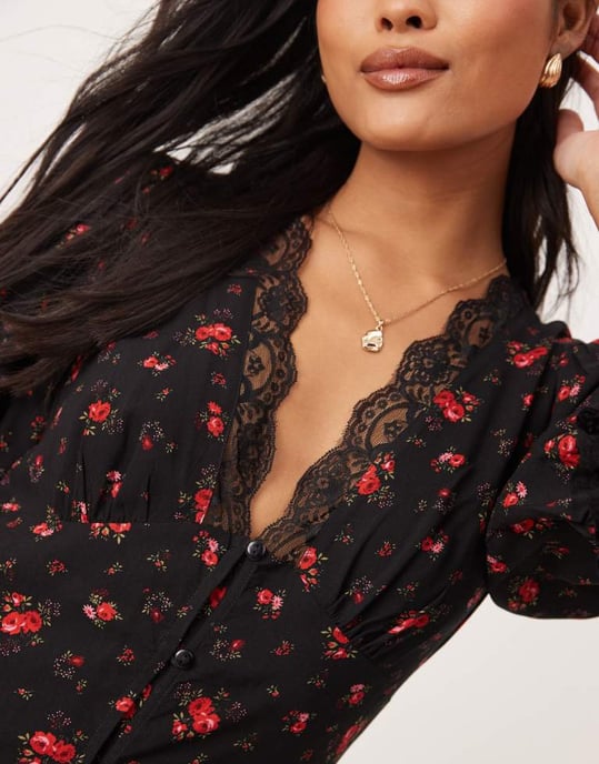 Miss Selfridge Petite maxiklänning med spetsdetaljer och knäppning i svart rosaprintrande - Image 4
