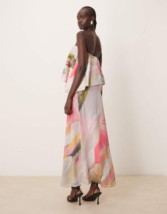 ASOS DESIGN bandeau asymmetrisk kontrasttygs sned maxiklänning i penseldragsmönster - Image 4