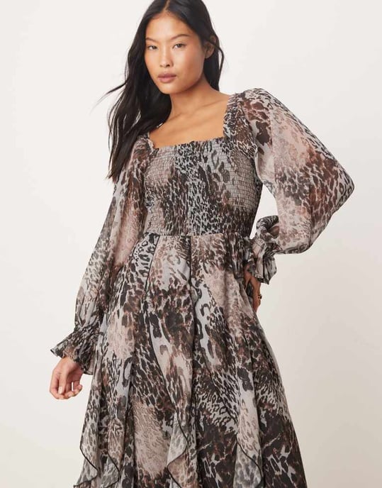 Miss Selfridge Petite volangkant maxi klänning i djurmönster - Image 4