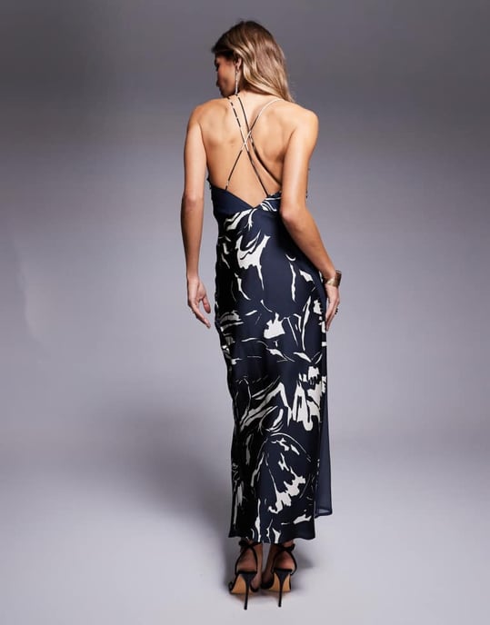 ASOS DESIGN satin- och chiffonpanelerad draperad maxiklänning i monokrom abstrakt mönster - Image 2