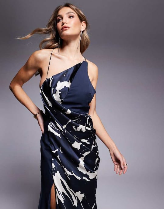 ASOS DESIGN satin- och chiffonpanelerad draperad maxiklänning i monokrom abstrakt mönster - Image 4