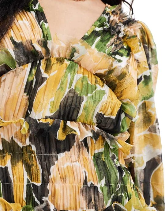 ASOS DESIGN klänning i midi-längd med djup urringning och volanger i strukturerat grönt blommönster - Image 3