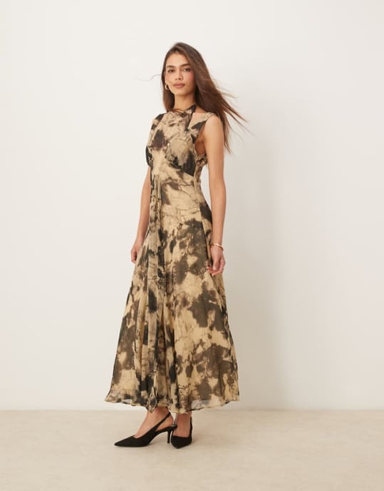 ASOS DESIGN dubbellager halterneck midiklänning i senapsgul abstrakt mönster - Image 1