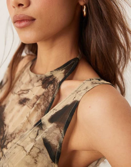 ASOS DESIGN dubbellager halterneck midiklänning i senapsgul abstrakt mönster - Image 2