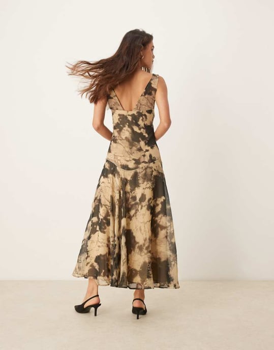 ASOS DESIGN dubbellager halterneck midiklänning i senapsgul abstrakt mönster - Image 3