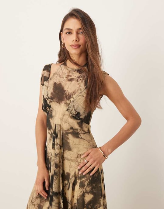 ASOS DESIGN dubbellager halterneck midiklänning i senapsgul abstrakt mönster - Image 4