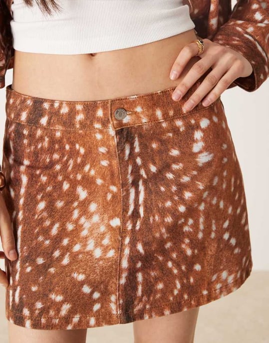 ASOS DESIGN denimmikrokjol med älgtryck - Image 4