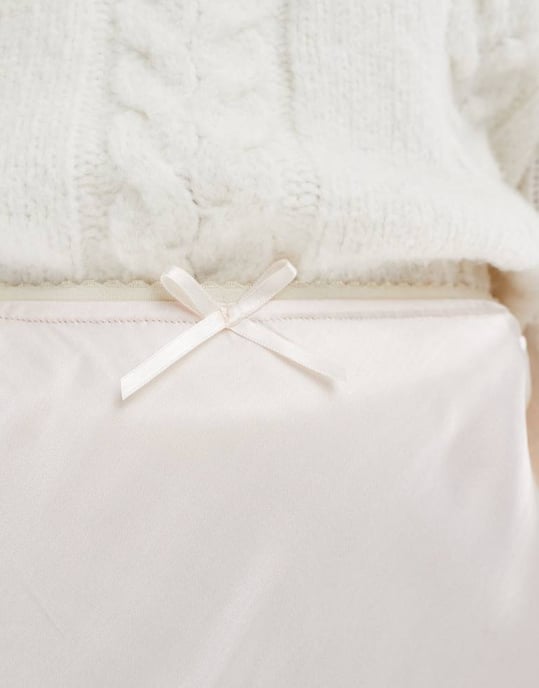 Miss Selfridge satin snedskuren minikjol med knut i ljusrosa - Image 3