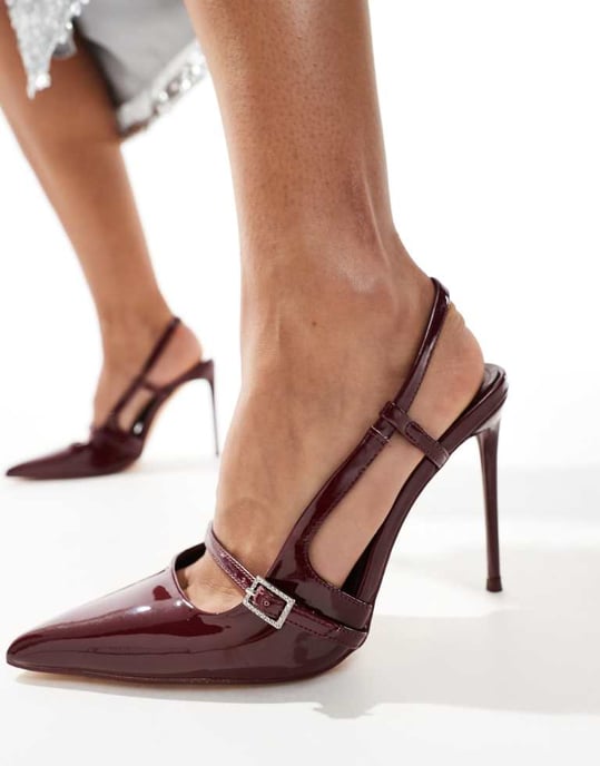 Public Desire Forget Me Not Bred Passform Slingback Spetsiga Klackskor i Kirschellackröd - Image 3