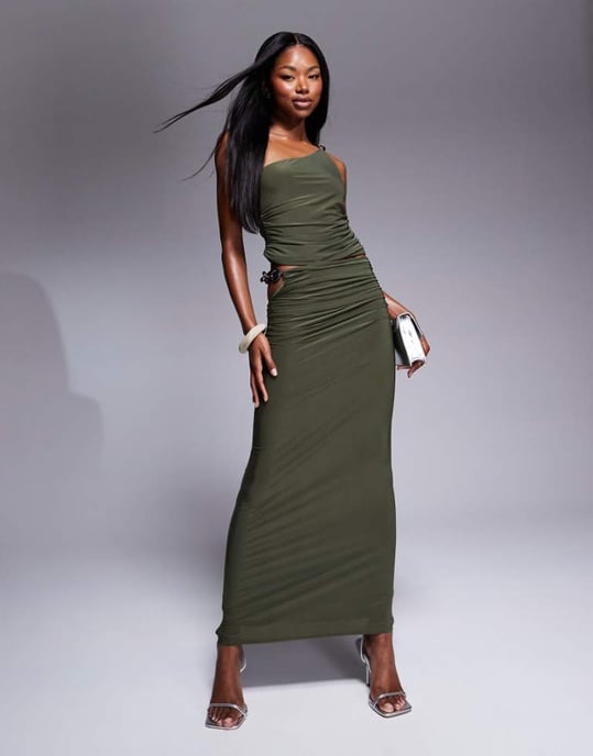 ASOS DESIGN co-ord silverkedja med cut out-detaljer i slinky kolonnmaxikjol i khaki - Image 1