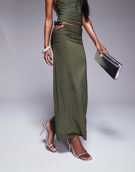 ASOS DESIGN co-ord silverkedja med cut out-detaljer i slinky kolonnmaxikjol i khaki - Image 2