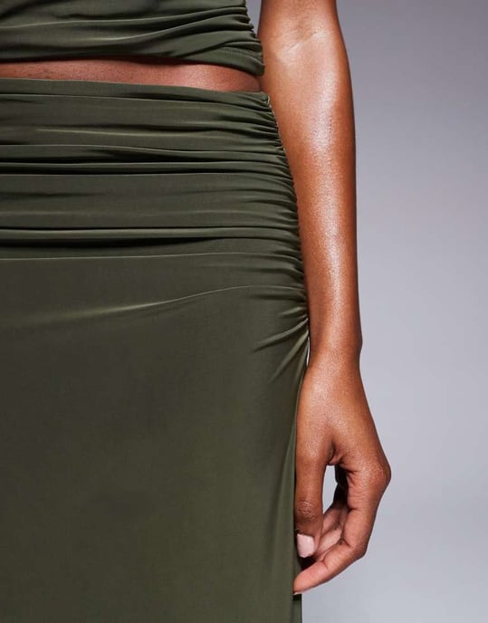 ASOS DESIGN co-ord silverkedja med cut out-detaljer i slinky kolonnmaxikjol i khaki - Image 3