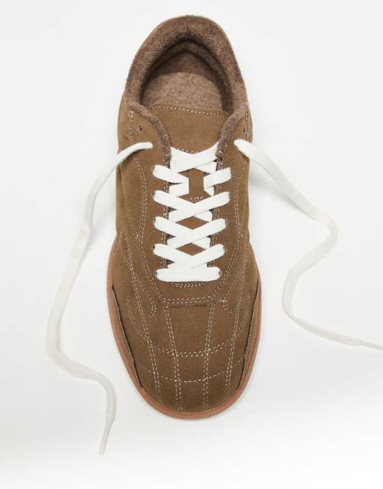 ASOS DESIGN sneakers i beige med frottéinredning - Image 4