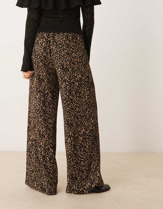 JDY breda ben strukturerade byxor i leopardtryck - Image 3