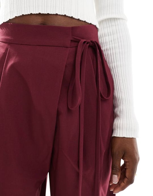 ASOS DESIGN skräddarsydda vida byxor med knytdetalj i mörk körsbär - Image 2