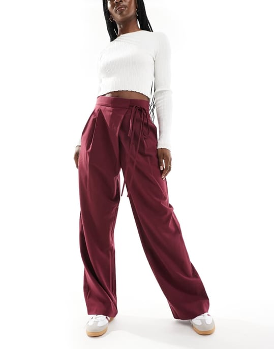 ASOS DESIGN skräddarsydda vida byxor med knytdetalj i mörk körsbär - Image 3