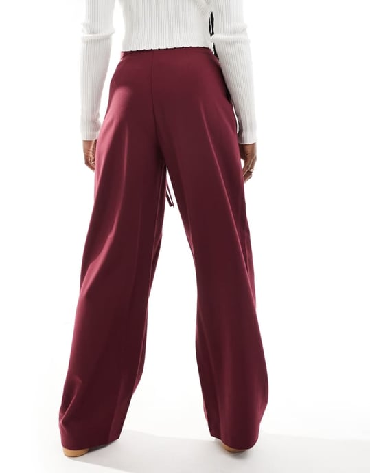 ASOS DESIGN skräddarsydda vida byxor med knytdetalj i mörk körsbär - Image 4