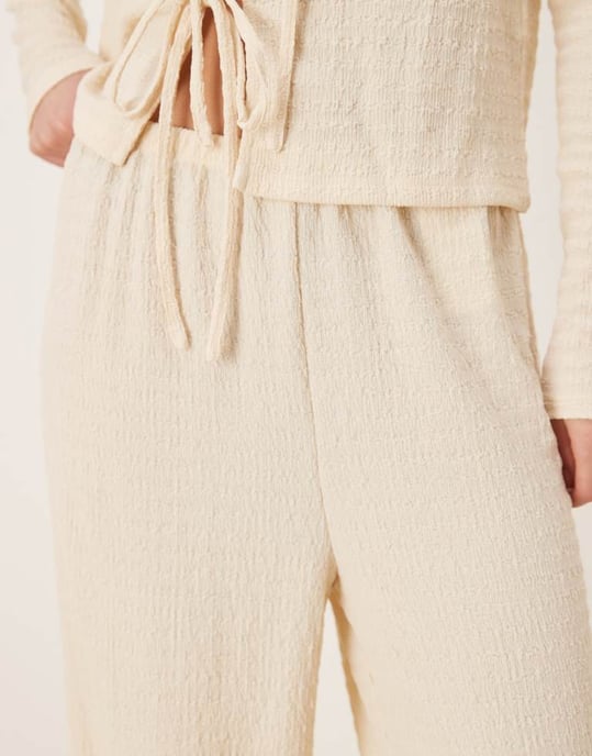 Vila texturerade vida byxor i jerseytyg i krämfärg - Image 3