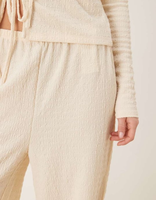 Vila texturerade vida byxor i jerseytyg i krämfärg - Image 4