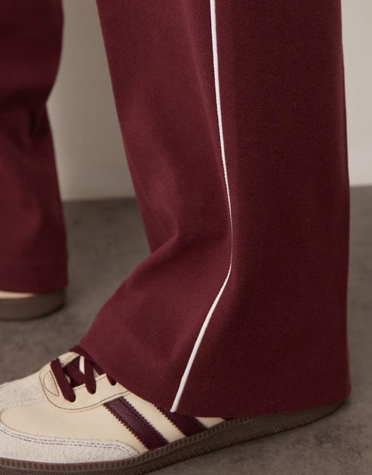 ASOS DESIGN smart vida byxor med sidopipningar i bordeaux - Image 4