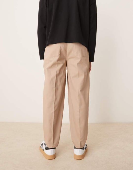 ASOS DESIGN smart oversized tapered byxor i 100% bomull med sidjusteringar i ljus sten - Image 3