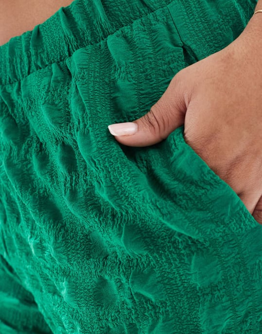 Vero Moda Curve textured wide leg trousers in green - Image 2