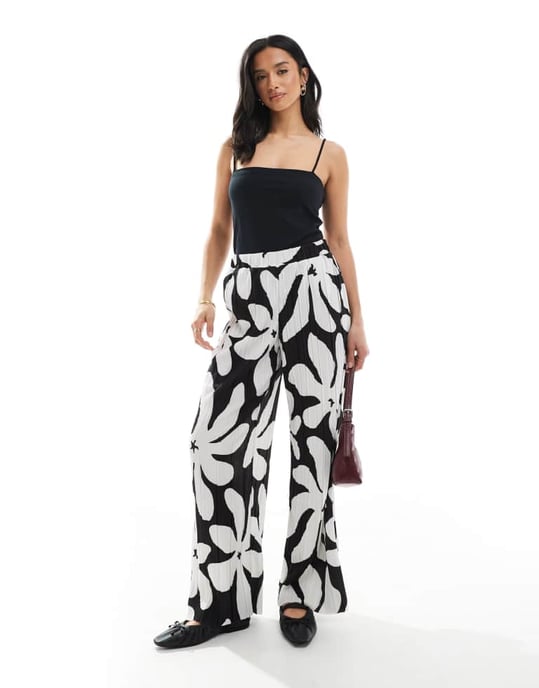 Vero Moda Petite hög midja vida plisserade byxor i monokromt blommönster - Image 2