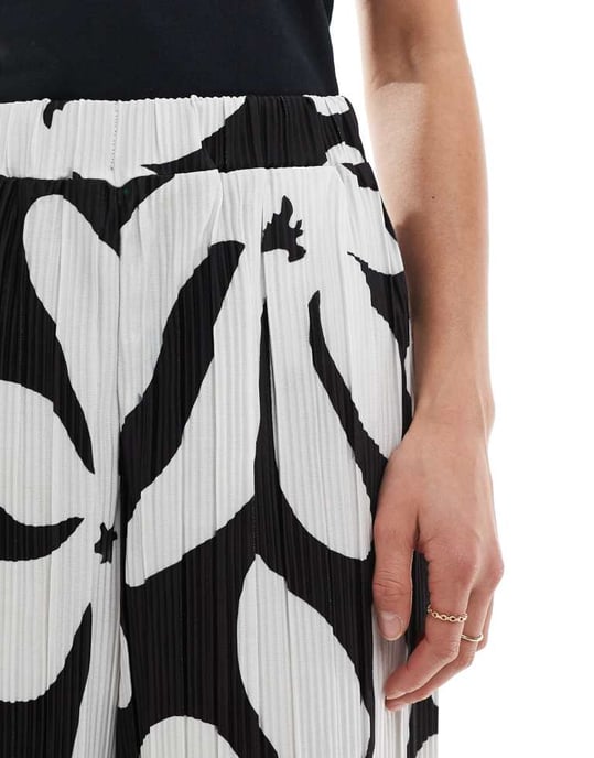 Vero Moda Petite hög midja vida plisserade byxor i monokromt blommönster - Image 3