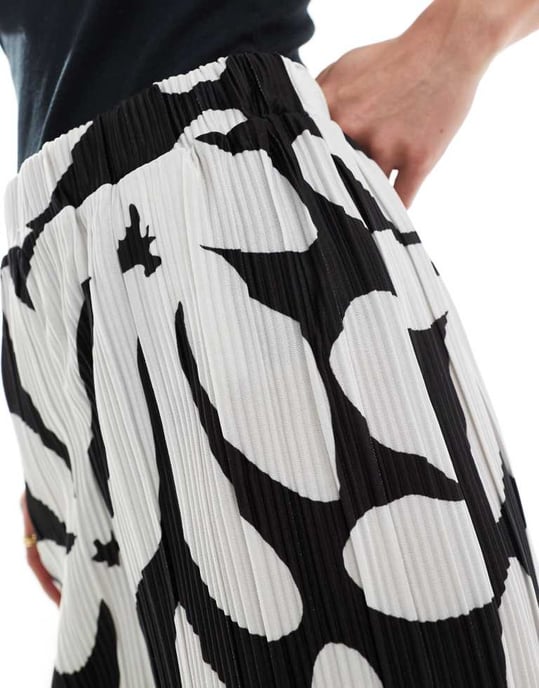 Vero Moda Petite hög midja vida plisserade byxor i monokromt blommönster - Image 4