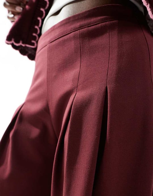 ASOS DESIGN skräddarsydd plisserad byxa med vid ben i bordeaux - Image 2
