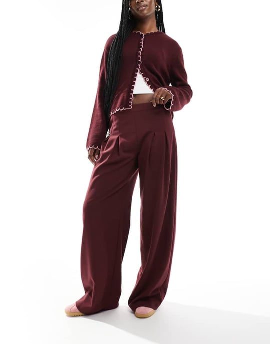 ASOS DESIGN skräddarsydd plisserad byxa med vid ben i bordeaux - Image 3