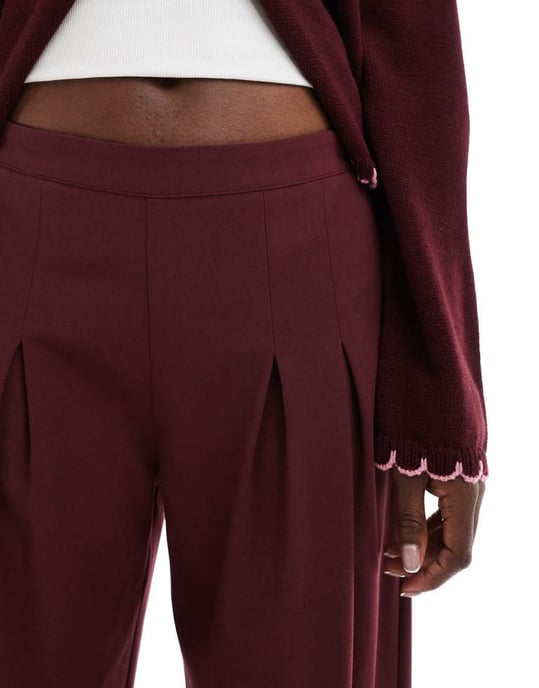 ASOS DESIGN skräddarsydd plisserad byxa med vid ben i bordeaux - Image 4