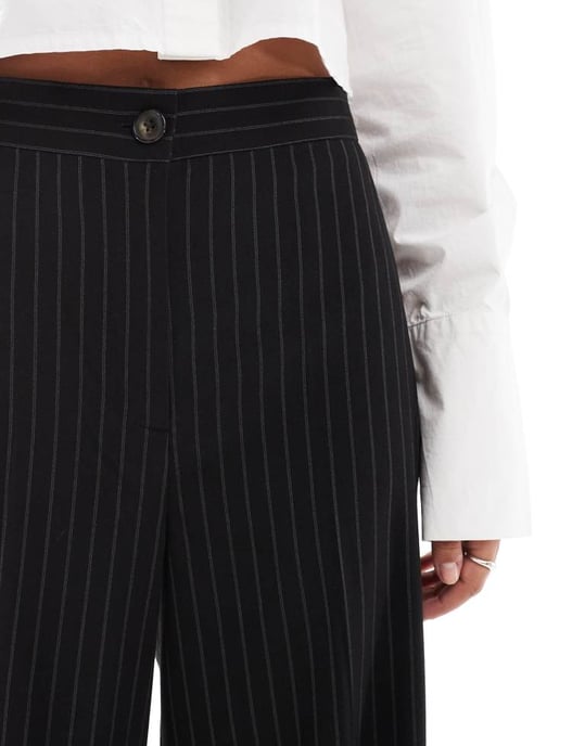 ASOS DESIGN skräddarsydda avslappnade raka byxor i svart randigt mönster - Image 4