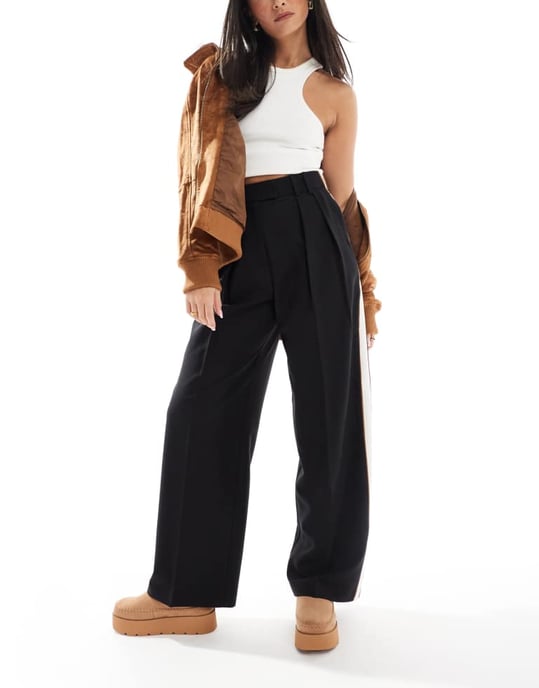 ASOS DESIGN skräddarsydda avslappnade byxor med kontrasterande piping i svart - Image 2
