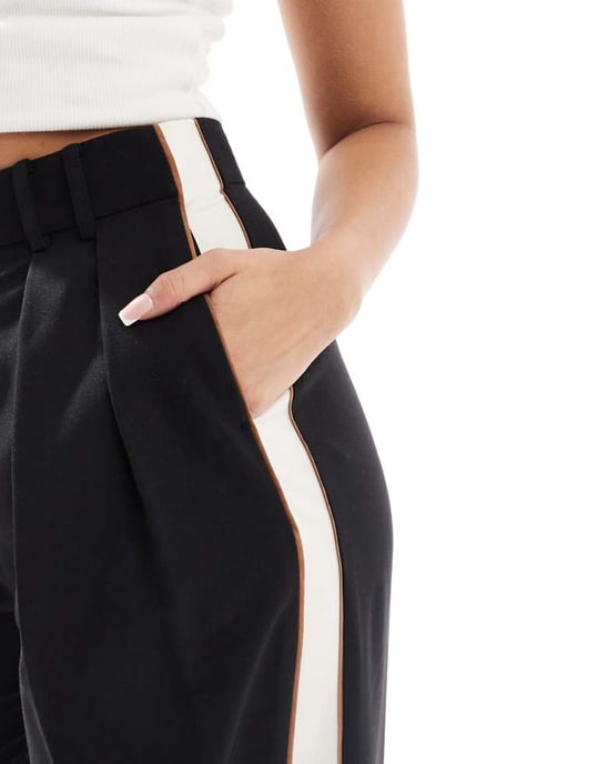 ASOS DESIGN skräddarsydda avslappnade byxor med kontrasterande piping i svart - Image 3