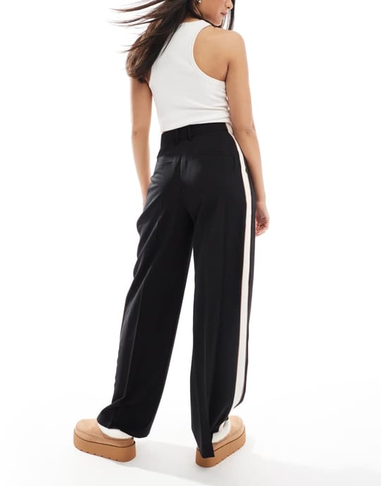 ASOS DESIGN skräddarsydda avslappnade byxor med kontrasterande piping i svart - Image 4