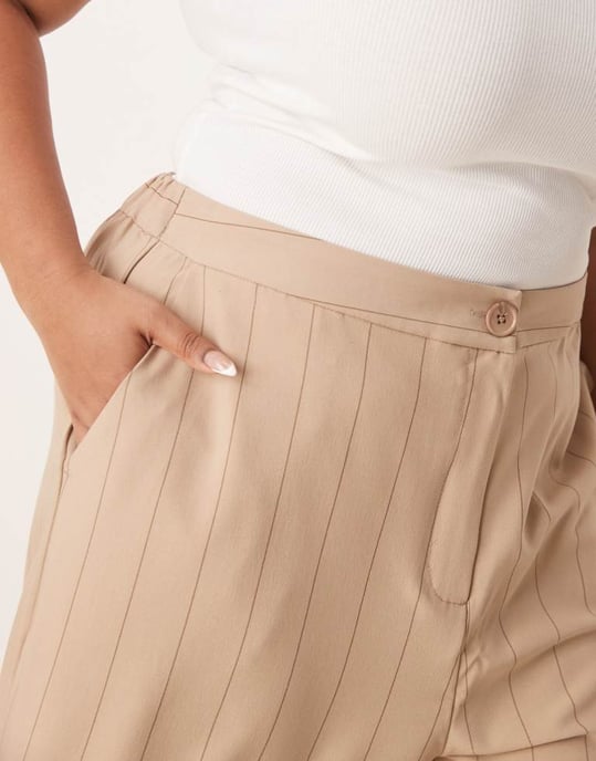 ASOS DESIGN Curve skräddarsydda avslappnade raka byxor i taupe-rand - Image 3