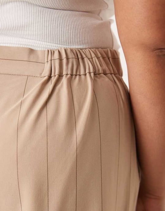 ASOS DESIGN Curve skräddarsydda avslappnade raka byxor i taupe-rand - Image 4