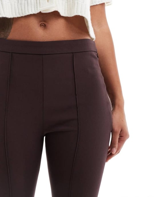 ASOS DESIGN skräddarsydda pintuckbyxor i choklad - Image 3