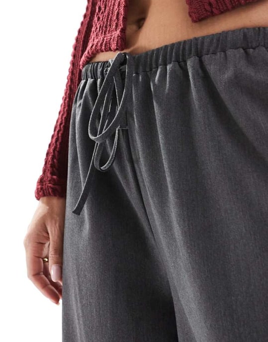 ASOS DESIGN skräddarsydd byxa med trattben i grått - Image 3