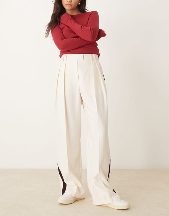 ASOS DESIGN skräddarsydda avslappnade byxor med kontrasterande piping i off white - Image 2