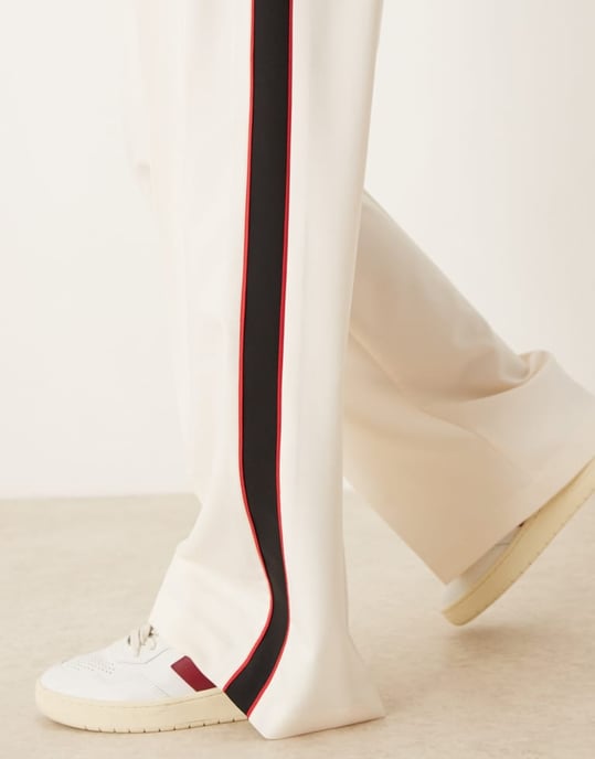 ASOS DESIGN skräddarsydda avslappnade byxor med kontrasterande piping i off white - Image 3