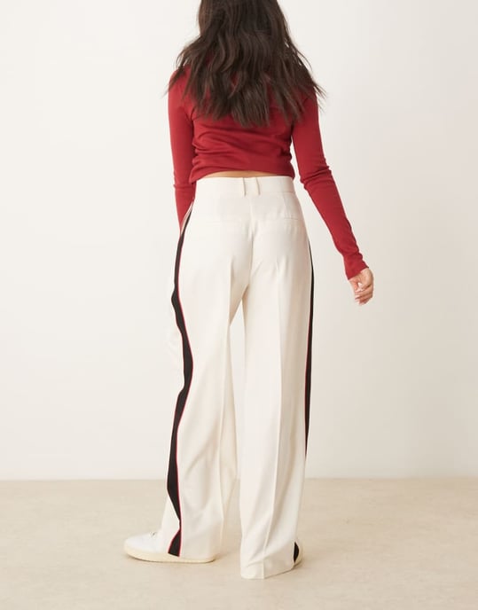 ASOS DESIGN skräddarsydda avslappnade byxor med kontrasterande piping i off white - Image 4