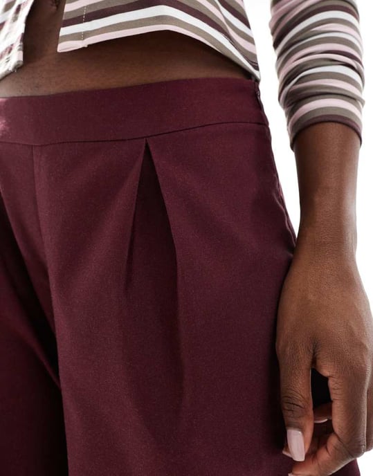 ASOS DESIGN skräddarsydda byxor med tunn barrel-leg i bordeaux - Image 4