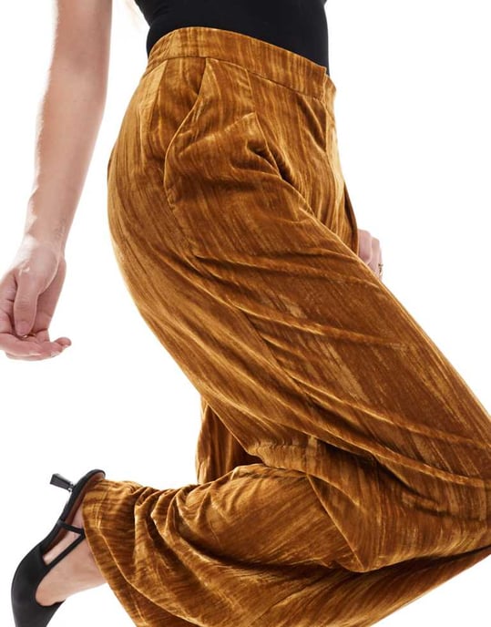 ASOS DESIGN skräddarsydda crinkle sammet byxor i guld - Image 2