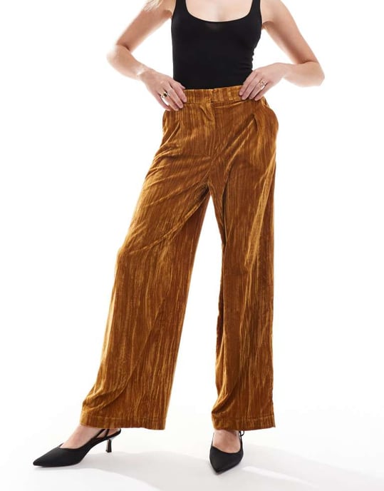 ASOS DESIGN skräddarsydda crinkle sammet byxor i guld - Image 3