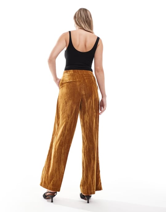 ASOS DESIGN skräddarsydda crinkle sammet byxor i guld - Image 4