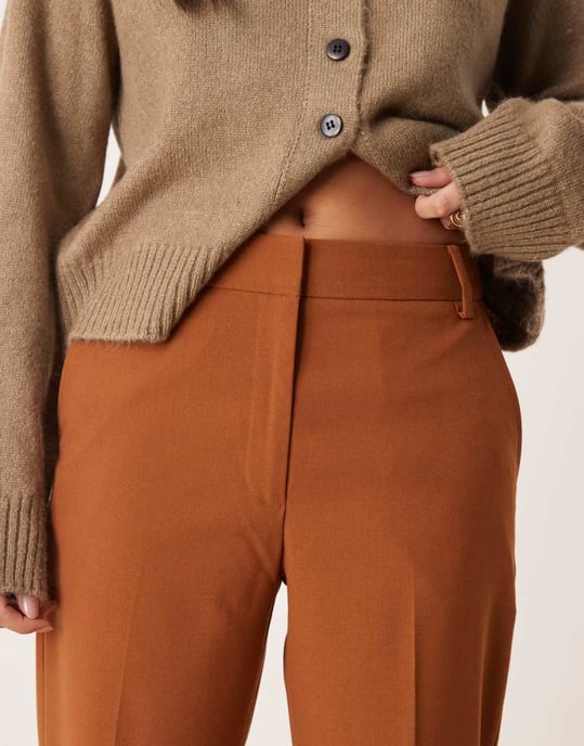 ASOS DESIGN Petite skräddarsydda slim raka byxor i beige - Image 3