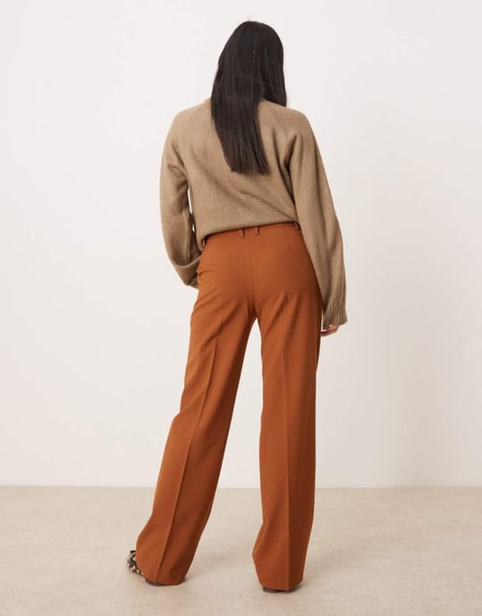 ASOS DESIGN Petite skräddarsydda slim raka byxor i beige - Image 4