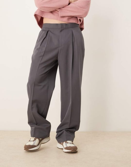ASOS DESIGN smart vida byxor med framvända veck i grått med elastisk midja - Image 3
